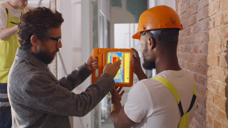 two technicians discussing energy solutions
